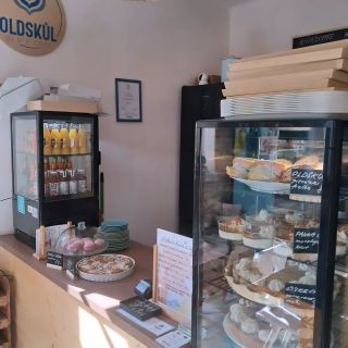 Dneska by to šlo☀️☀️☀️ Vitrínka plná, dost sygnyčr kejků pod názvem Oldskůl napečeno a k tomu marakujové panna cotty,...