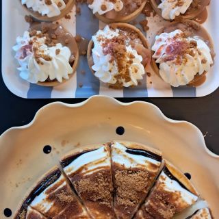 Tartaletky s pečenými jablky, karamelem a šlehačkou, čískejk s povidly, schwarzwaldský dort, krokant karamel s praženými...